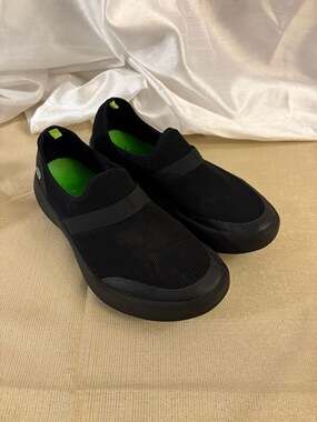 OOFOS OOmg Low Recovery Mesh Slip-On Shoes in Black